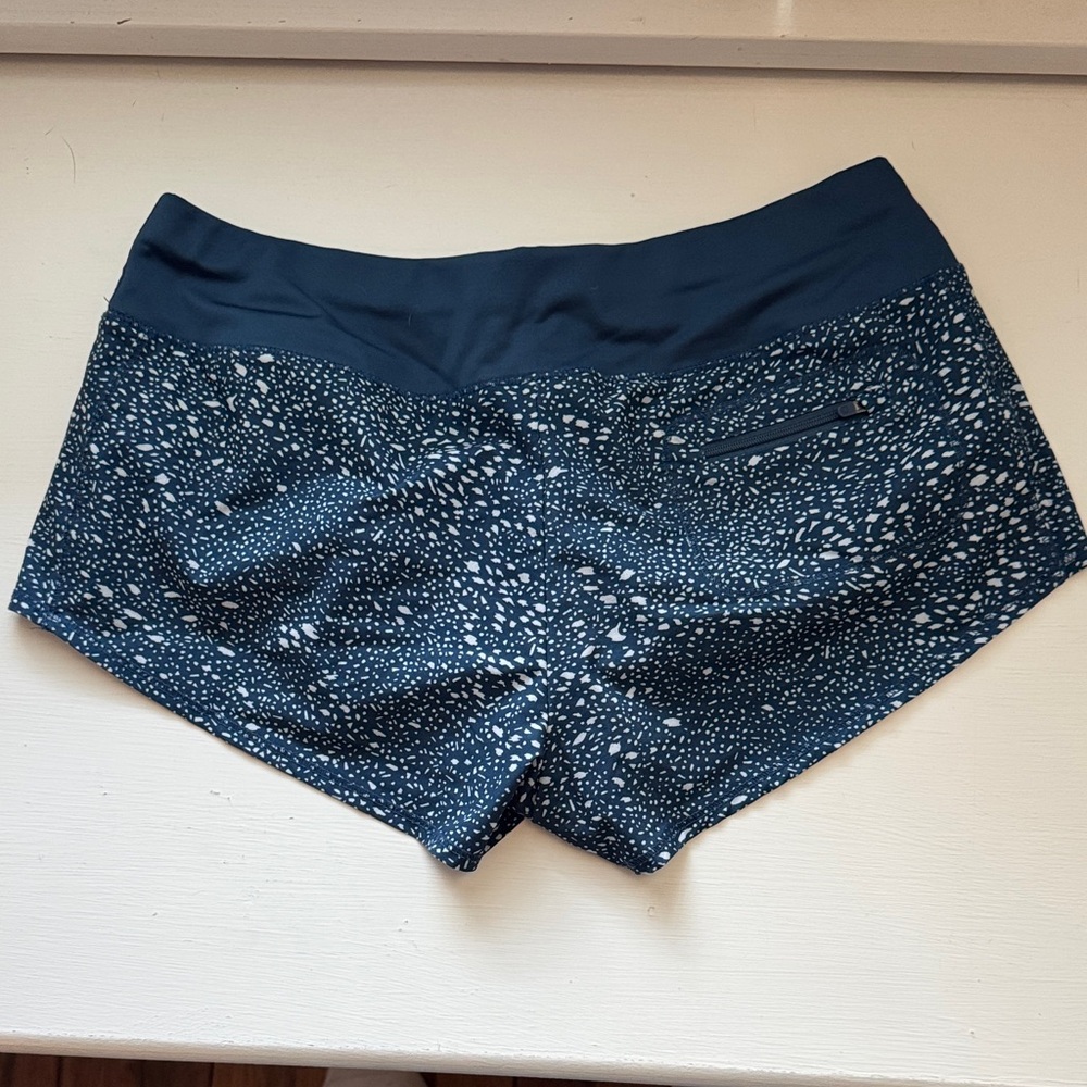 Oiselle Mac Roga Blue Patterned Shorts - Picture 3 of 3